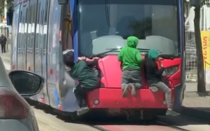 Tramvayın arkasına tutunan çocuklar yürekleri ağza getirdi