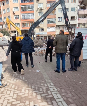Zeytinburnu’nda bina yıkımı sırasında kopan parça çocuğun kafasına düştü: 1 ölü