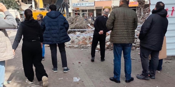 Zeytinburnu’nda bina yıkımı sırasında kopan parça çocuğun kafasına düştü: 1 ölü