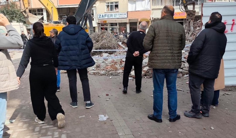 Zeytinburnu’nda bina yıkımı sırasında kopan parça çocuğun kafasına düştü: 1 ölü