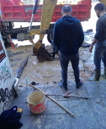 Kadıköy’de ait su borusu patladı, yollar göle döndü