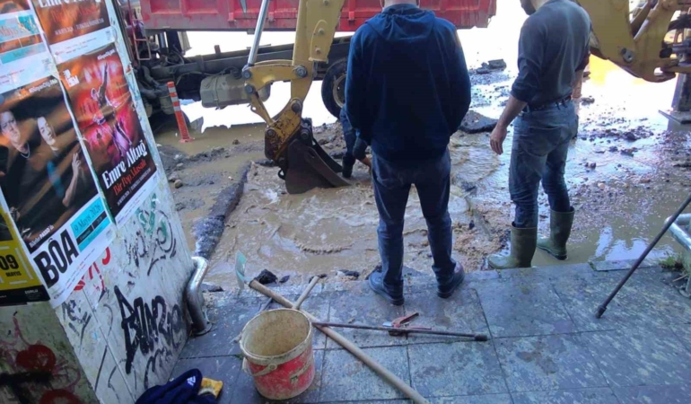 Kadıköy’de ait su borusu patladı, yollar göle döndü