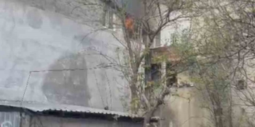 Çatı katında korkutan yangın… Mahalleli sokağa döküldü, çatı küle döndü