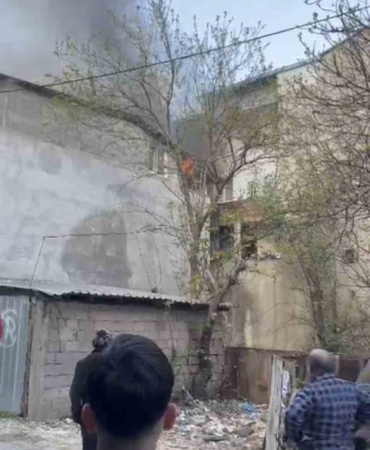 Çatı katında korkutan yangın… Mahalleli sokağa döküldü, çatı küle döndü