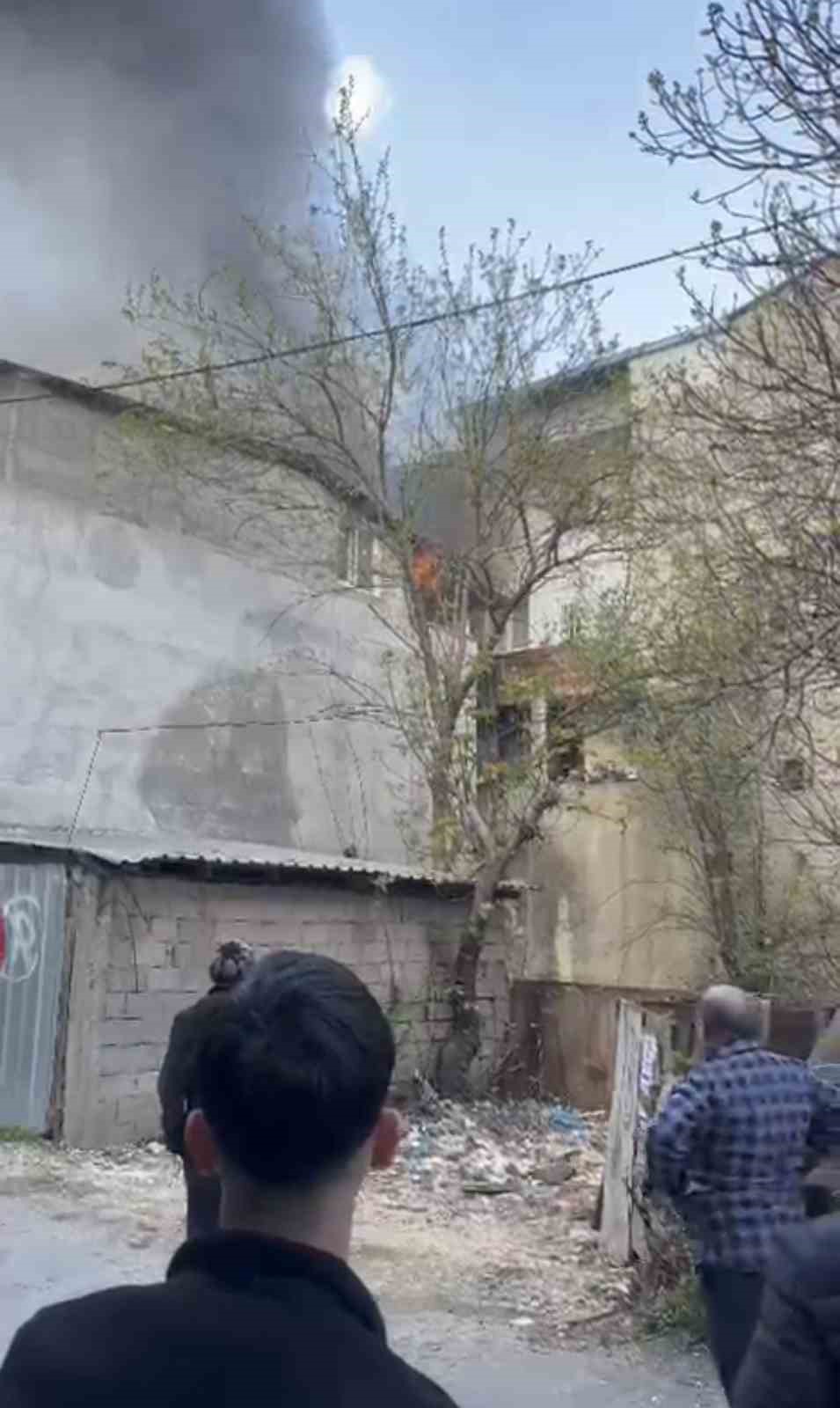 Çatı katında korkutan yangın… Mahalleli sokağa döküldü, çatı küle döndü