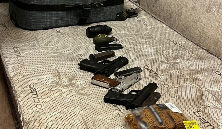 Esenyurt’ta bir eve düzenlenen operasyonda uyuşturucu ve el bombası ele geçirdi