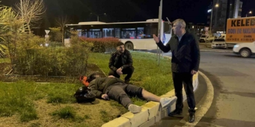 Motosiklet otomobile ok gibi saplandı: Kaza anı kamerada