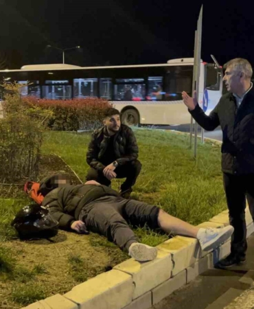 Motosiklet otomobile ok gibi saplandı: Kaza anı kamerada