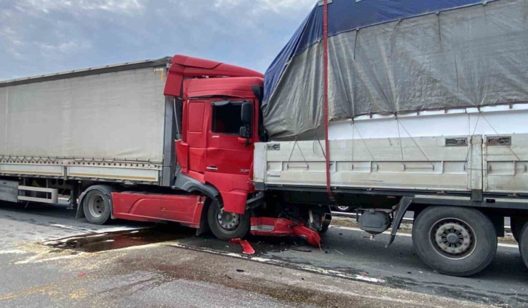 Kocaeli TEM’de 6 tır birbirine girdi: Ankara yönü trafiğe kapandı