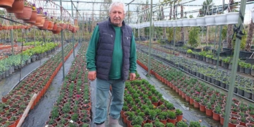 Burhaniye’de emekli bankacı 500 çeşit bitki yetiştirdi