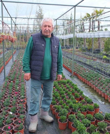 Burhaniye’de emekli bankacı 500 çeşit bitki yetiştirdi