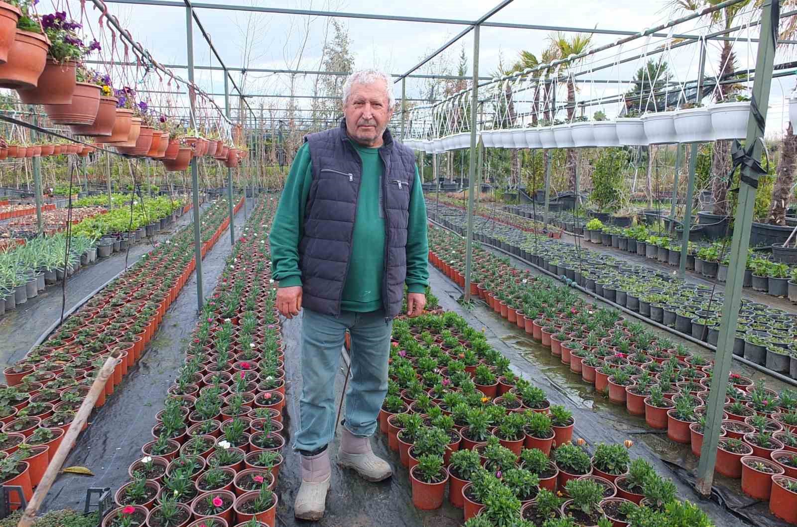 Burhaniye’de emekli bankacı 500 çeşit bitki yetiştirdi