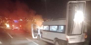 İşçi servis minibüsü alev aldı
