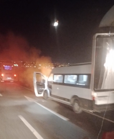 İşçi servis minibüsü alev aldı