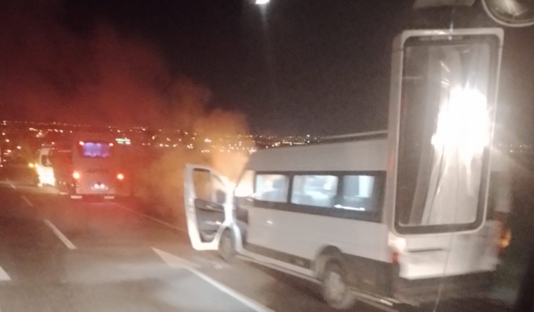 İşçi servis minibüsü alev aldı