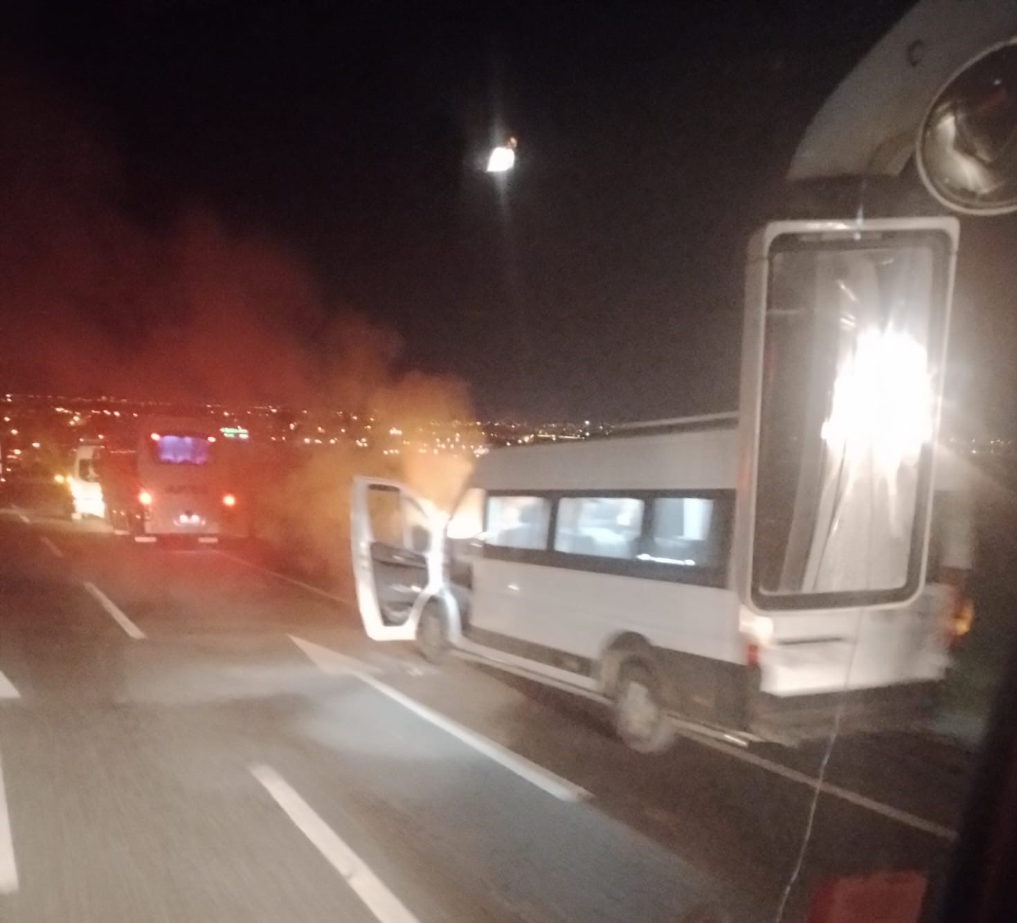 İşçi servis minibüsü alev aldı