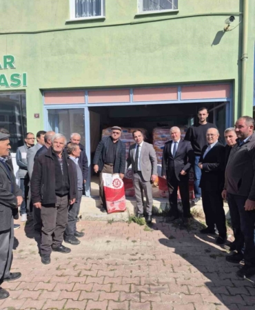 Bilecik’te 240 torba yağlık ayçiçeği tohumu üreticilere dağıtıldı