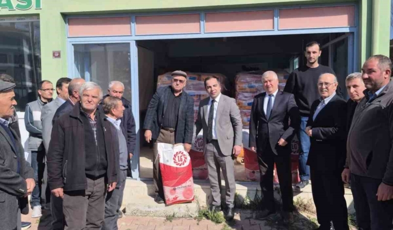Bilecik’te 240 torba yağlık ayçiçeği tohumu üreticilere dağıtıldı