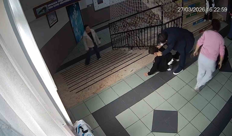 Okul müdüründen hayat kurtaran Heimlich manevrası