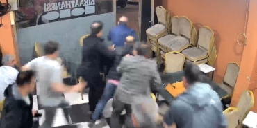 Otomobilden çıkan yüksek ses camları titretti kahvehanedekiler deprem korkusu yaşadı