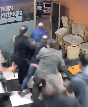 Otomobilden çıkan yüksek ses camları titretti kahvehanedekiler deprem korkusu yaşadı