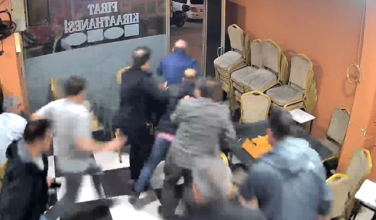 Otomobilden çıkan yüksek ses camları titretti kahvehanedekiler deprem korkusu yaşadı