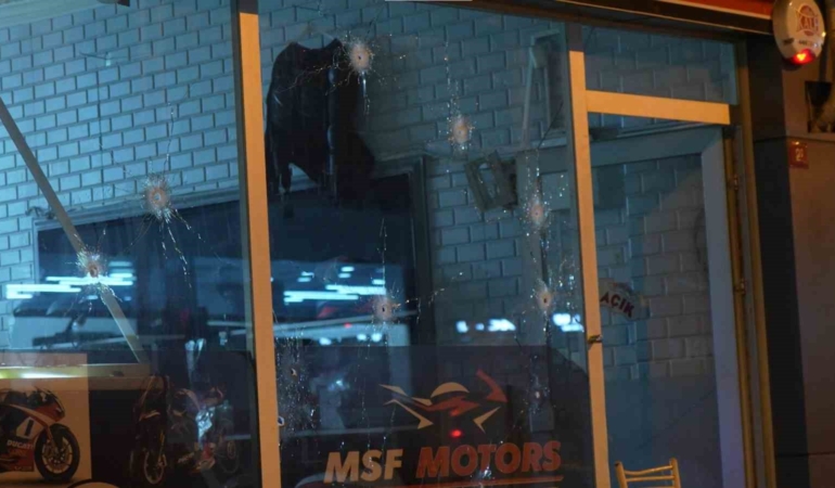 Alacak-verecek kavgası kanlı bitti: İş yerini uzun namlulu silahla taradılar, 4 kişi yaralandı