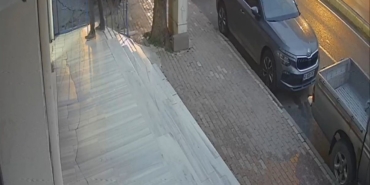 4 araca çarptı, hızını alamayıp markete daldı