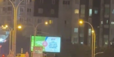 Galibiyet kutlamalarında Galatasaylı taraftar otobüsün üzerinde yolculuk yaptı