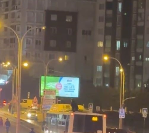 Galibiyet kutlamalarında Galatasaylı taraftar otobüsün üzerinde yolculuk yaptı