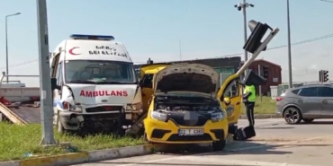 Edirne’de ambulans ile taksi çarpıştı: 5 yaralı