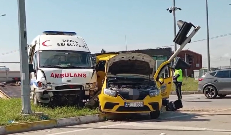 Edirne’de ambulans ile taksi çarpıştı: 5 yaralı