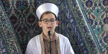 Küçük yaşta büyük an: 9 yaşında 3 bin kişiye ilk hutbesini okudu