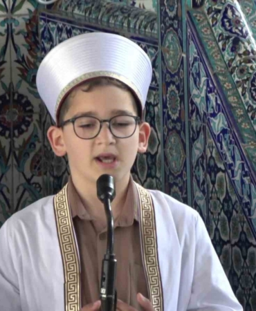 Küçük yaşta büyük an: 9 yaşında 3 bin kişiye ilk hutbesini okudu
