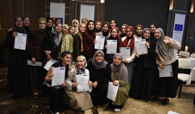 TÜRGEV’den dijital hamle: 3 ülkeden gençler Kosova’da dezenformasyona karşı ortak çözüm üretti