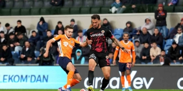 Trendyol Süper Lig: RAMS Başakşehir: 3 - Gençlerbirliği: 0 (İlk yarı)