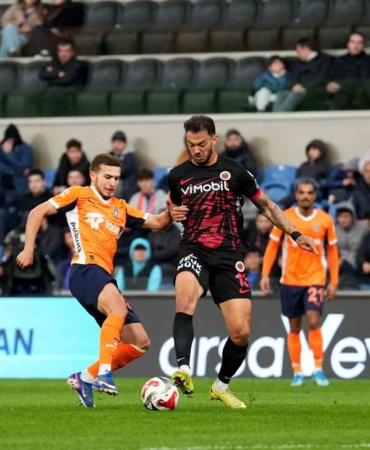 Trendyol Süper Lig: RAMS Başakşehir: 3 - Gençlerbirliği: 0 (İlk yarı)