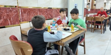 Avcılar’da bir esnaf 23 Nisan dolayısıyla çocuklara ücretsiz yemek ikram etti