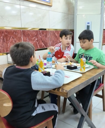 Avcılar’da bir esnaf 23 Nisan dolayısıyla çocuklara ücretsiz yemek ikram etti