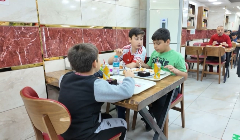 Avcılar’da bir esnaf 23 Nisan dolayısıyla çocuklara ücretsiz yemek ikram etti