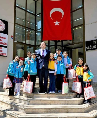 İstanbul İl Sağlık Müdürü Doç. Dr. Abdullah Emre Güner çocukları makamında ağırladı