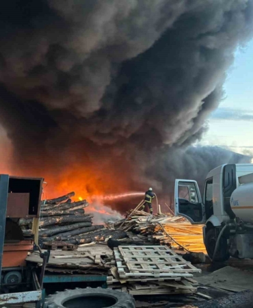 Kereste fabrikasındaki yangın kontrol altına alındı