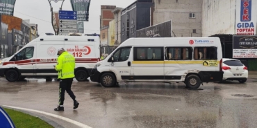 Kamyon ile servis minibüsü çarpıştı 4 kişi yaralandı