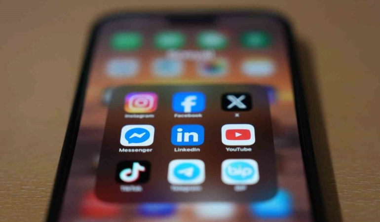 Sosyal medya devlerinin "temsilcilik" oyunu