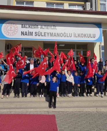 Okullarda Türk bayraklı tören