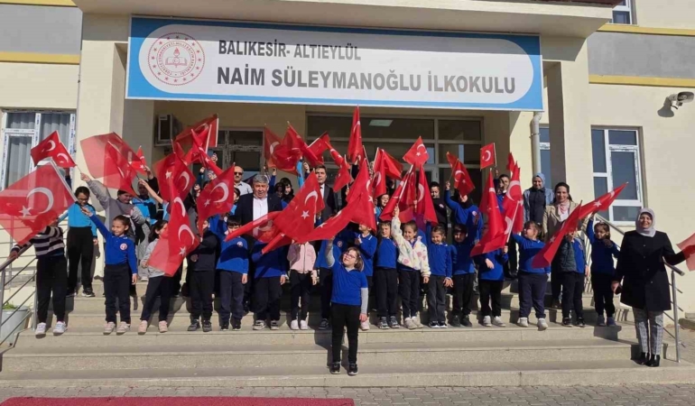 Okullarda Türk bayraklı tören