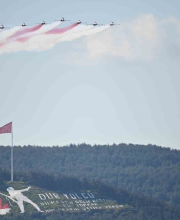‘Türk Yıldızları’ Çanakkale semalarında nefesleri kesti