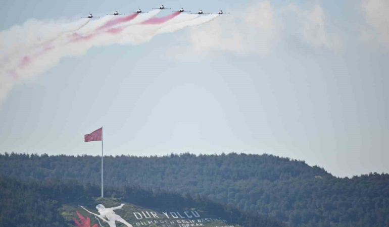 ‘Türk Yıldızları’ Çanakkale semalarında nefesleri kesti