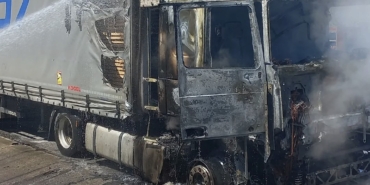 Edirne’de kereste yüklü tır yandı