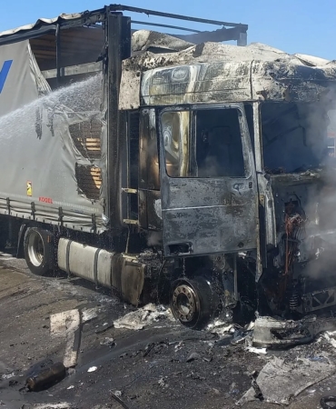 Edirne’de kereste yüklü tır yandı